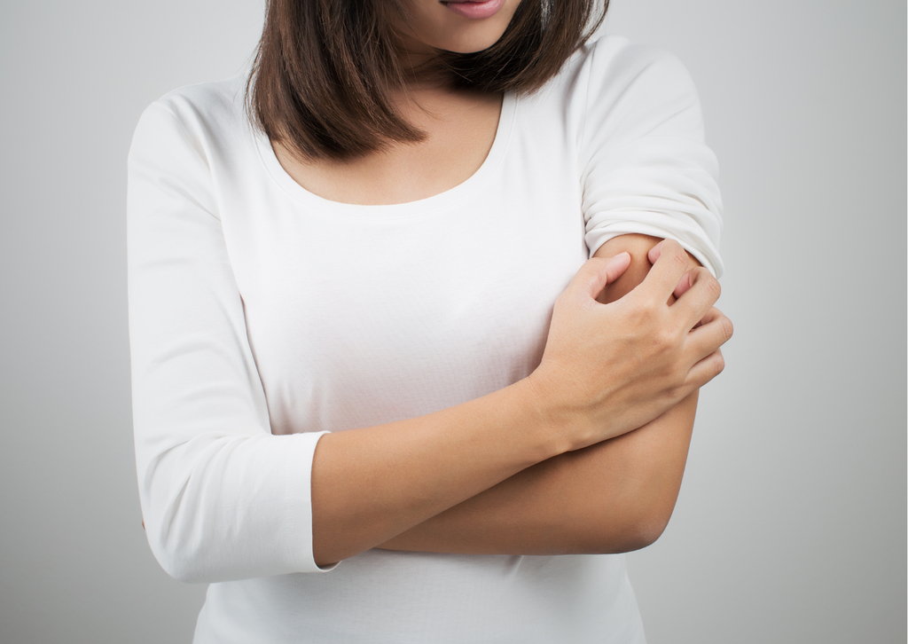 皮膚のかゆみや湿疹などの症状を皮膚科で相談する女性